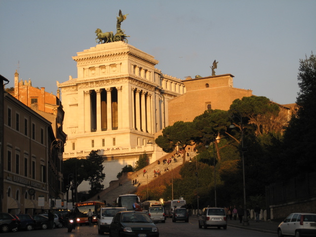 monumento a Vittorio Emanuele by Piazza Venezia