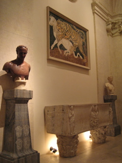 Pannello in opus sectile con tigre che assale un vitello, i Musei Capitolini