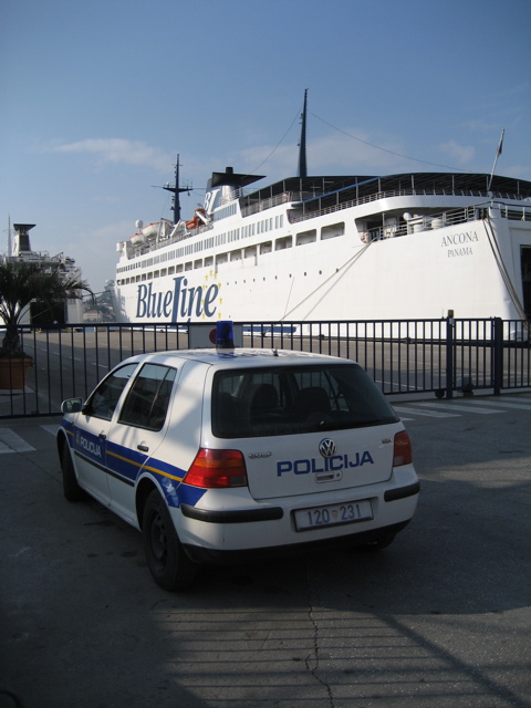 Policija VW Golf and Blue Line