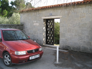 Mestrovicev Kastelet and a VW