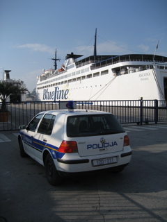 Policija VW Golf and Blue Line