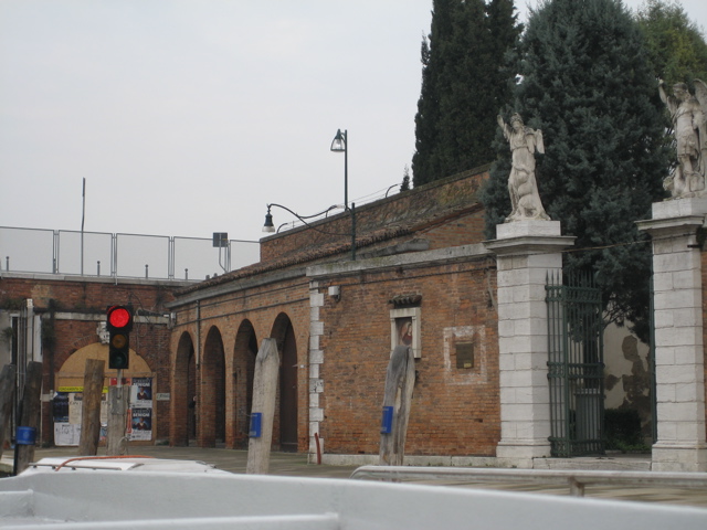 A stoplight on a Canal for a bridge