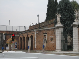 A stoplight on a Canal for a bridge